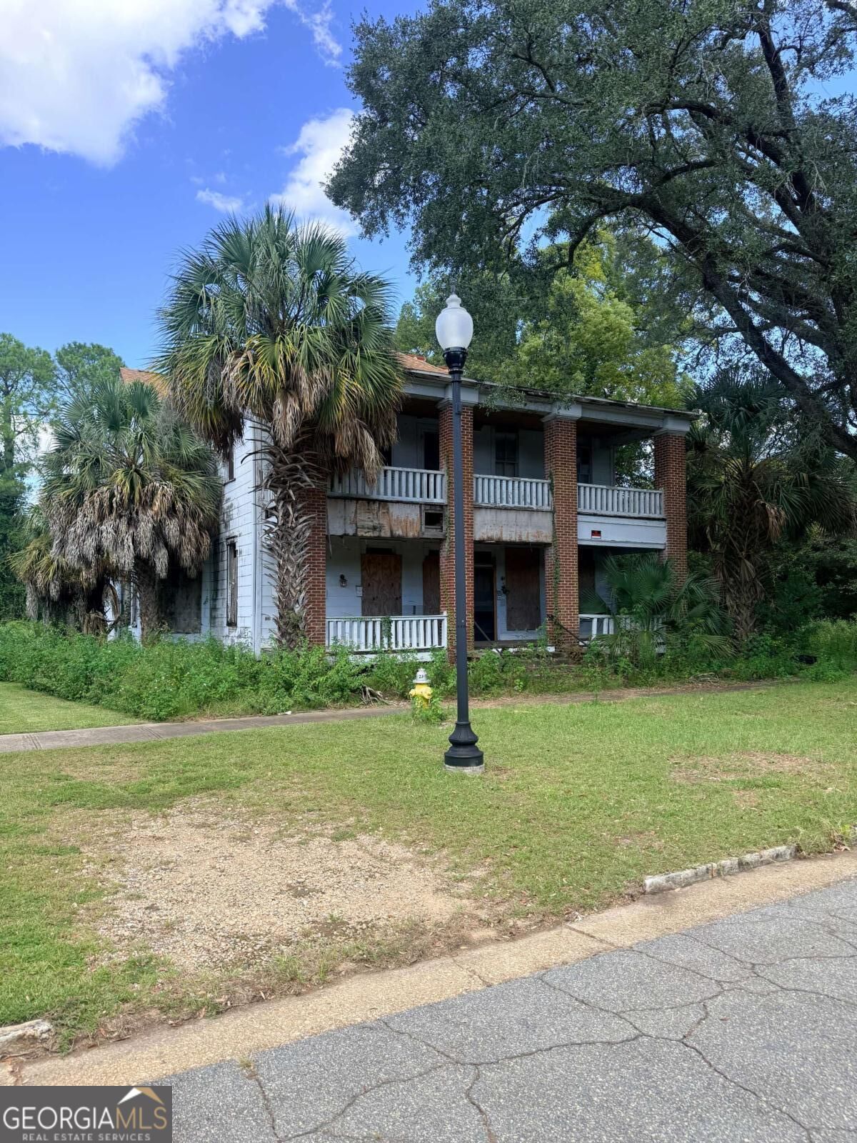 211 W Residence AVE