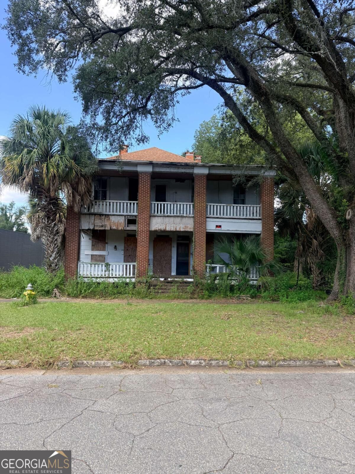 211 W Residence AVE