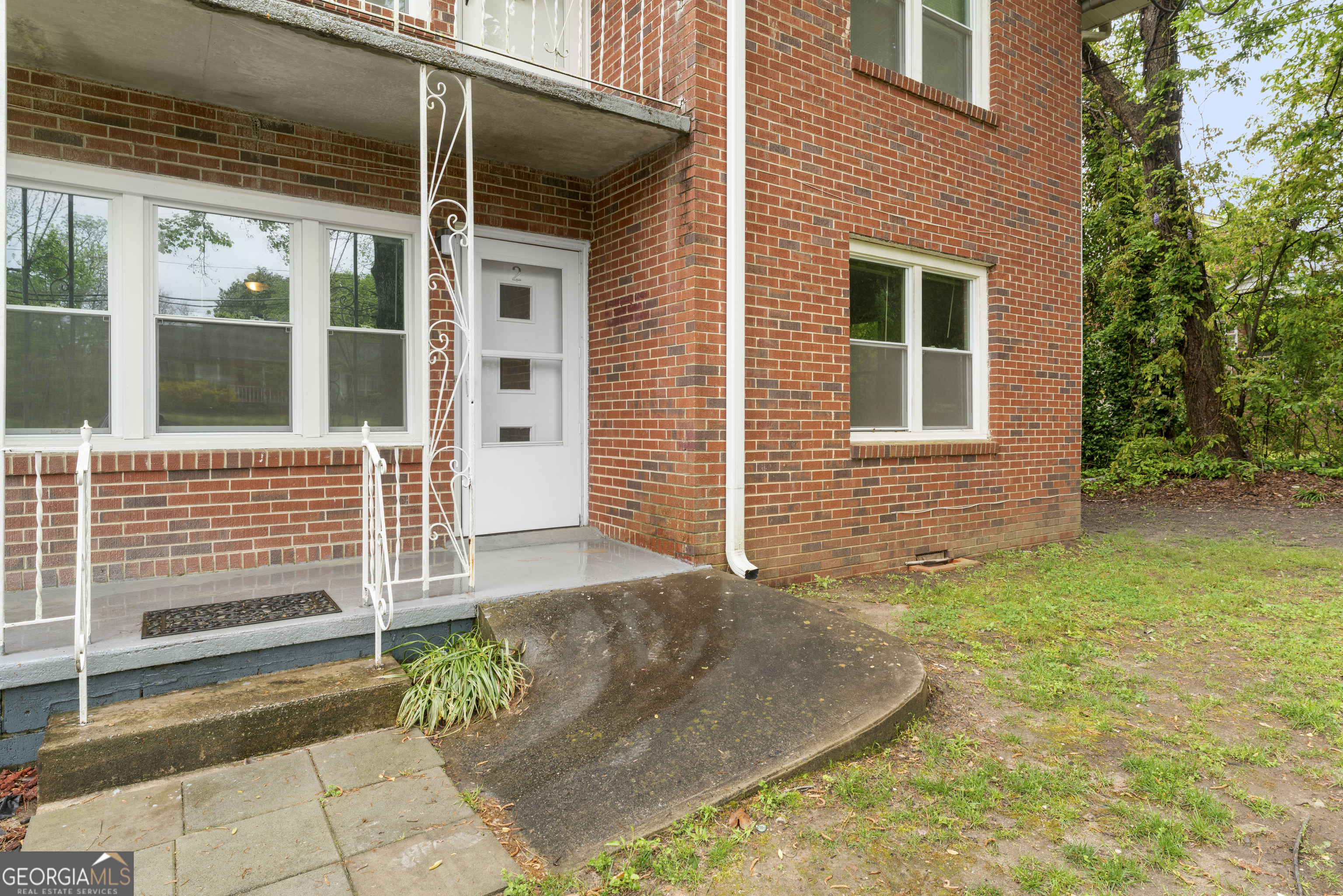 Charming 2-Bedroom Apartment in Prime Jonesboro Location Discover comfort and convenience in this well-maintained two-bedroom apartment. The landlord provides water and trash service for added ease. Ideally situated near shopping, dining, and just minutes from the interstate, this home offers a peaceful setting with quick access to everyday essentials and an easy commute.