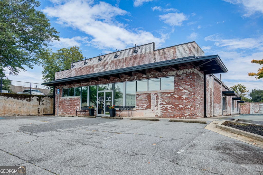 Photo of 30 E Washington Street #UNIT B, Newnan, GA 30263 (MLS # 10852834)
