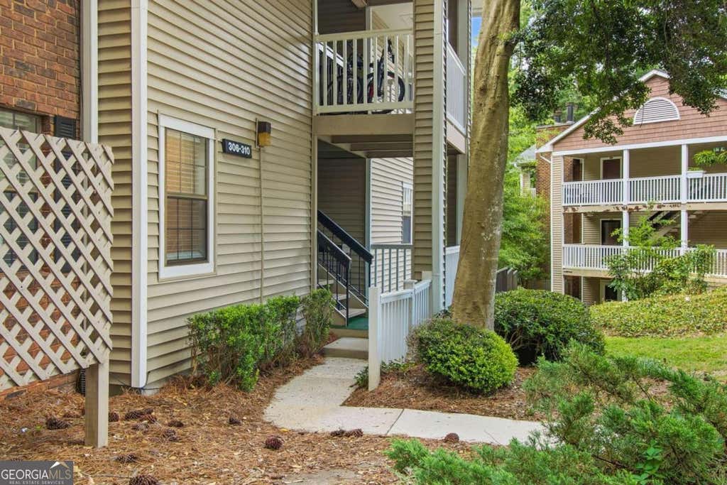 Photo of 307 Barrington Hills Drive, Sandy Springs, GA 30350 (MLS # 10821984)