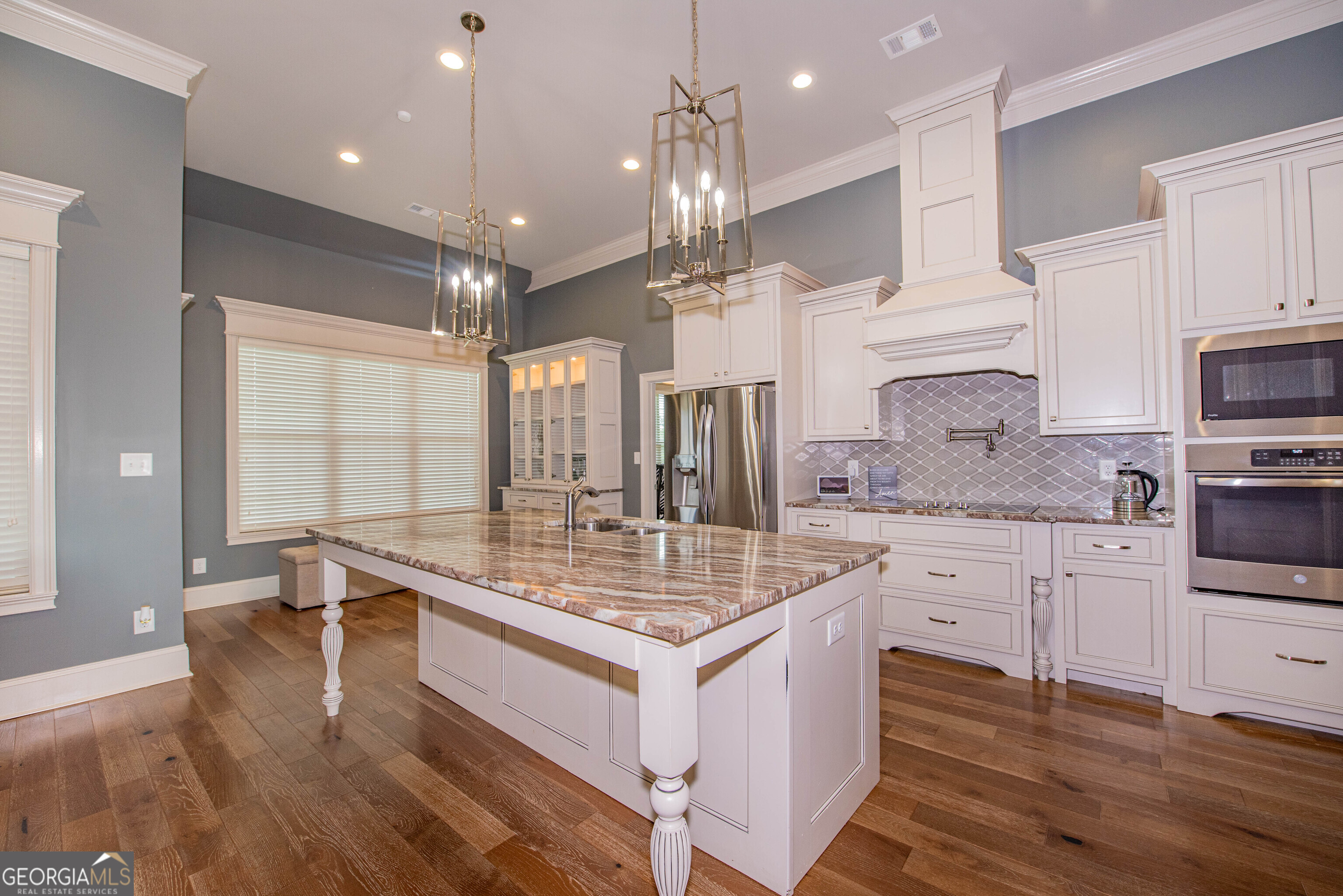823 Kyler LN