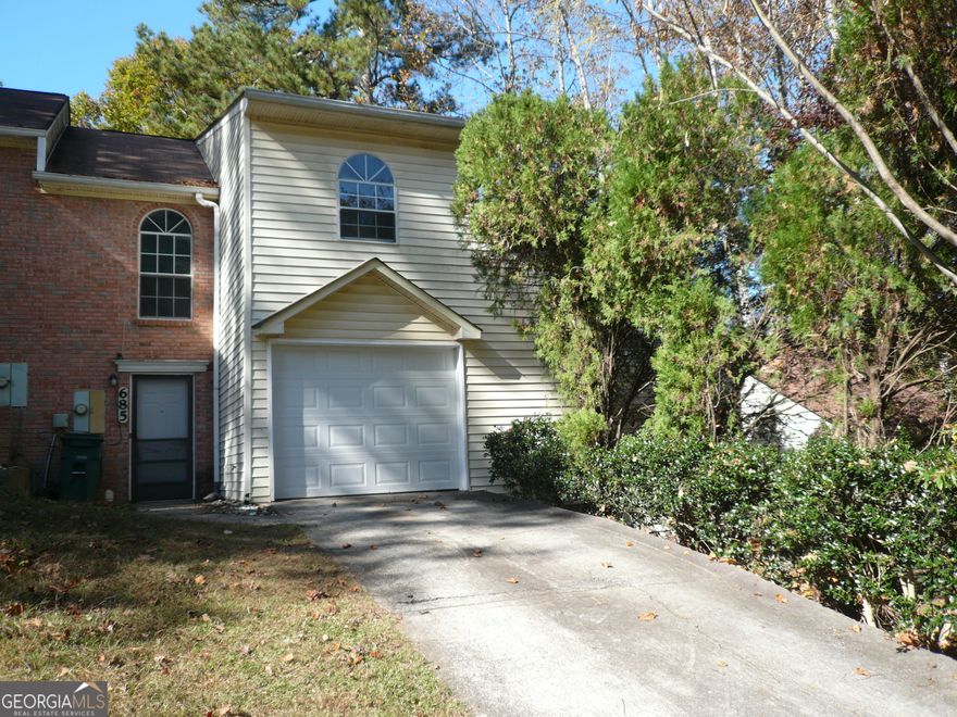 LOCATION LOACATION LOCATION Absolutely gorgeous townhome at an unreal price! Located in the heart of Cobb; Minutes to shopping, restaurants and medical. Townhouse is so spacious & ideal for a couple with a child of even perfect for roommates. Minutes to 75 & I20 Loop - 15 minutes to Midtown!