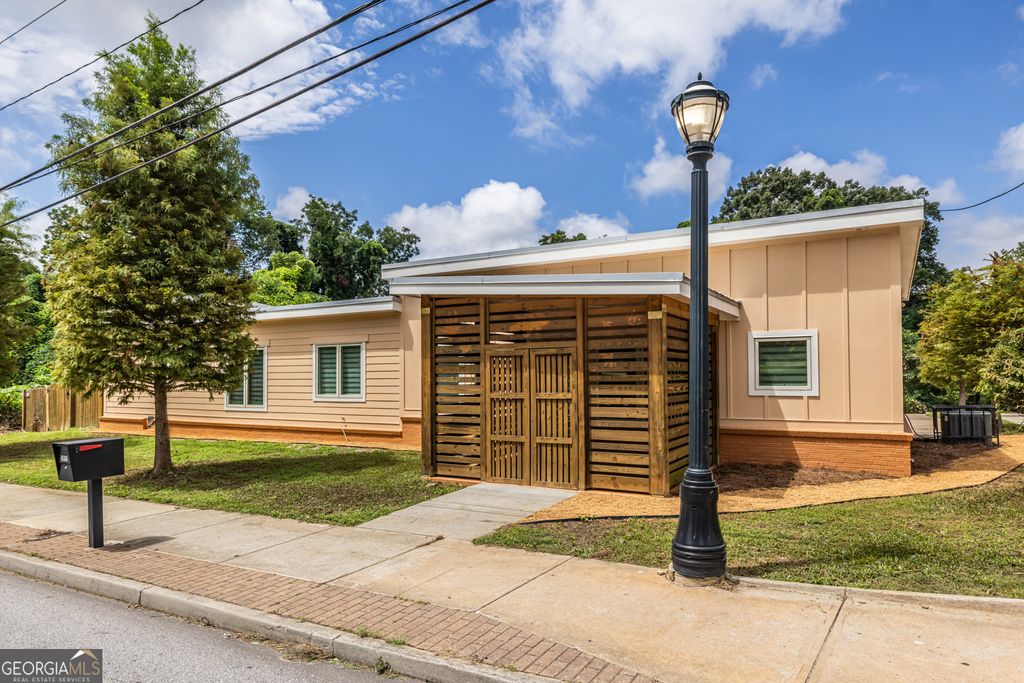 Photo of 1651 Pryor Road SW, Atlanta, GA 30315 (MLS # 10690278)