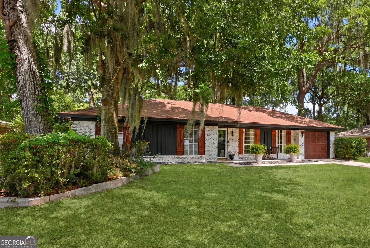 607 Leaning Oaks DR