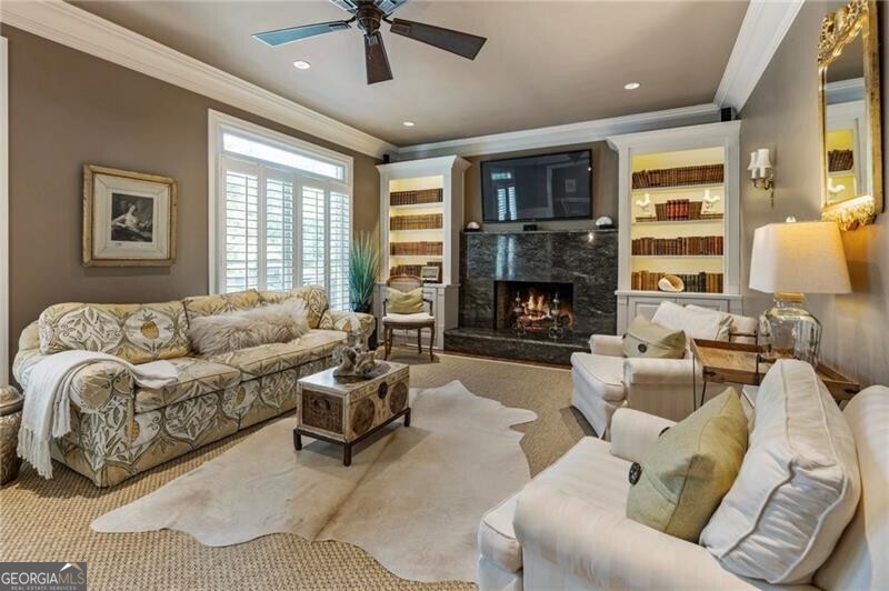 567 N Palisades CIR SE