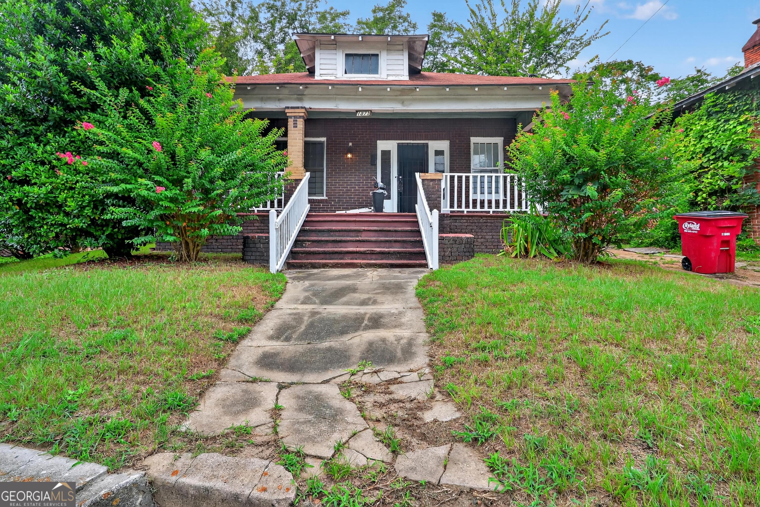 This historic 3-bedroom, 1-bathroom home in Macon's desirable Vineville Historic District has immense potential. With approximately 1,275 sq ft of living space, some cosmetic renovation to maximize its value. Don't miss out on this chance to add a valuable asset to your portfolio!
