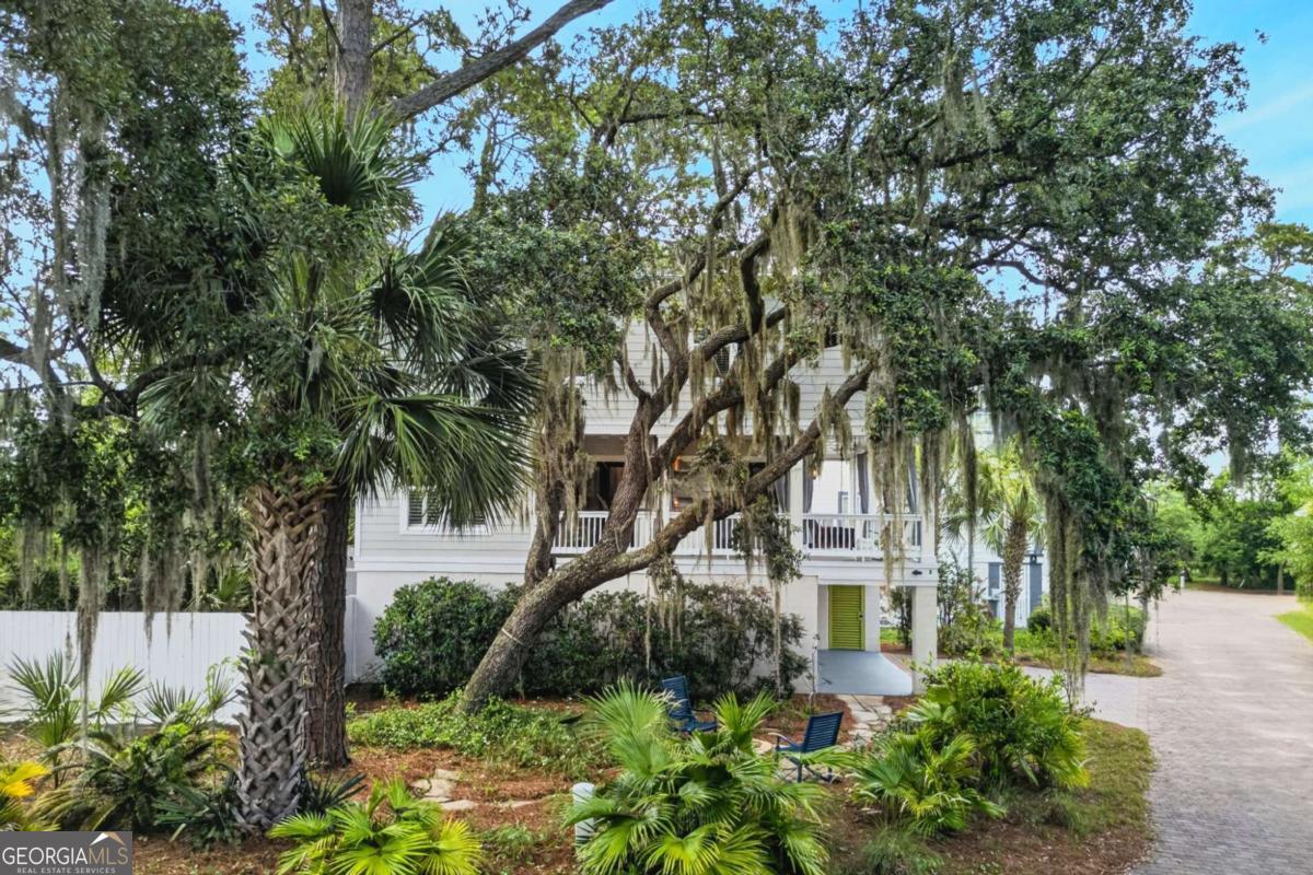 2 White Oak LN