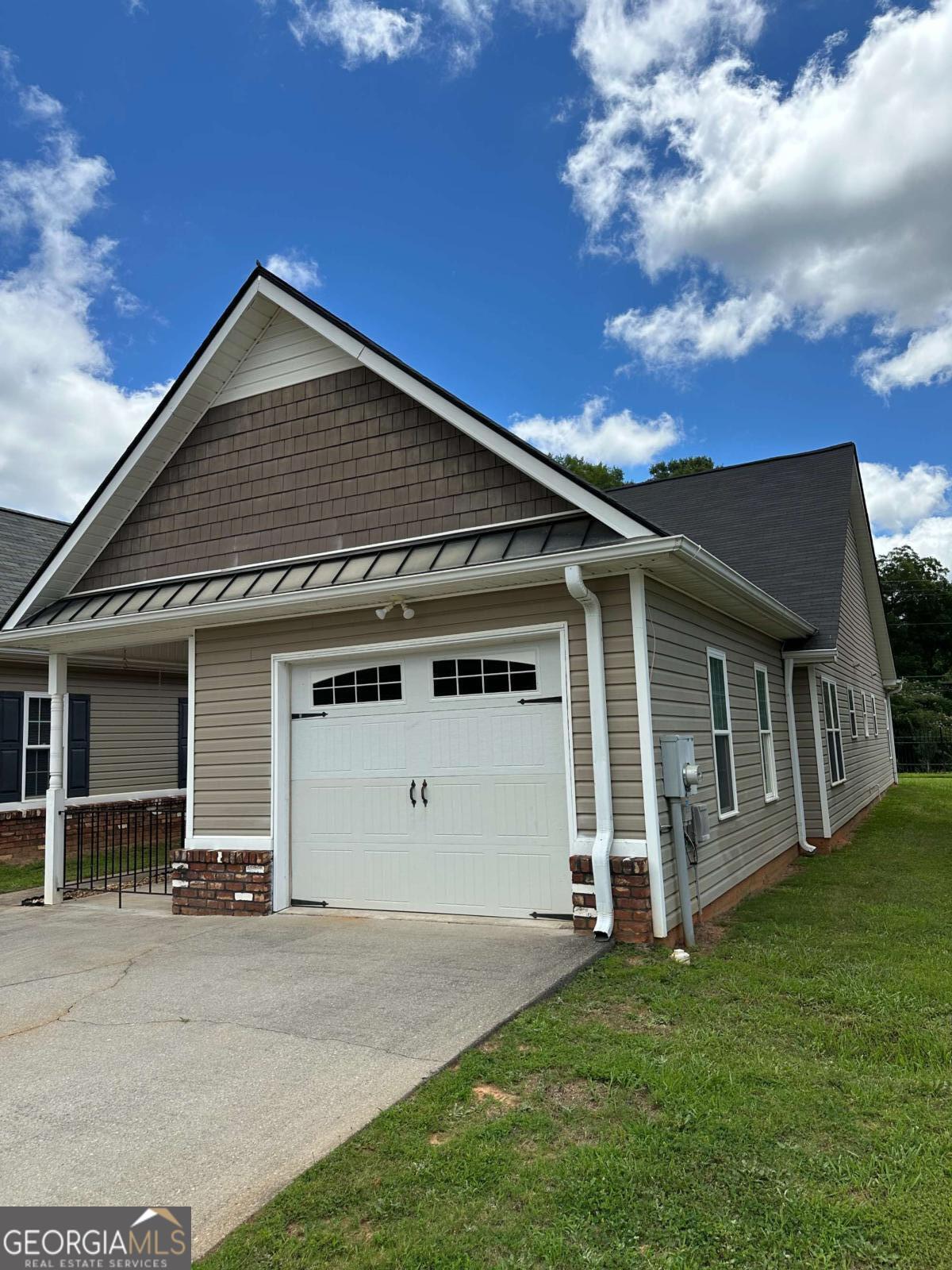 1910 School House LN