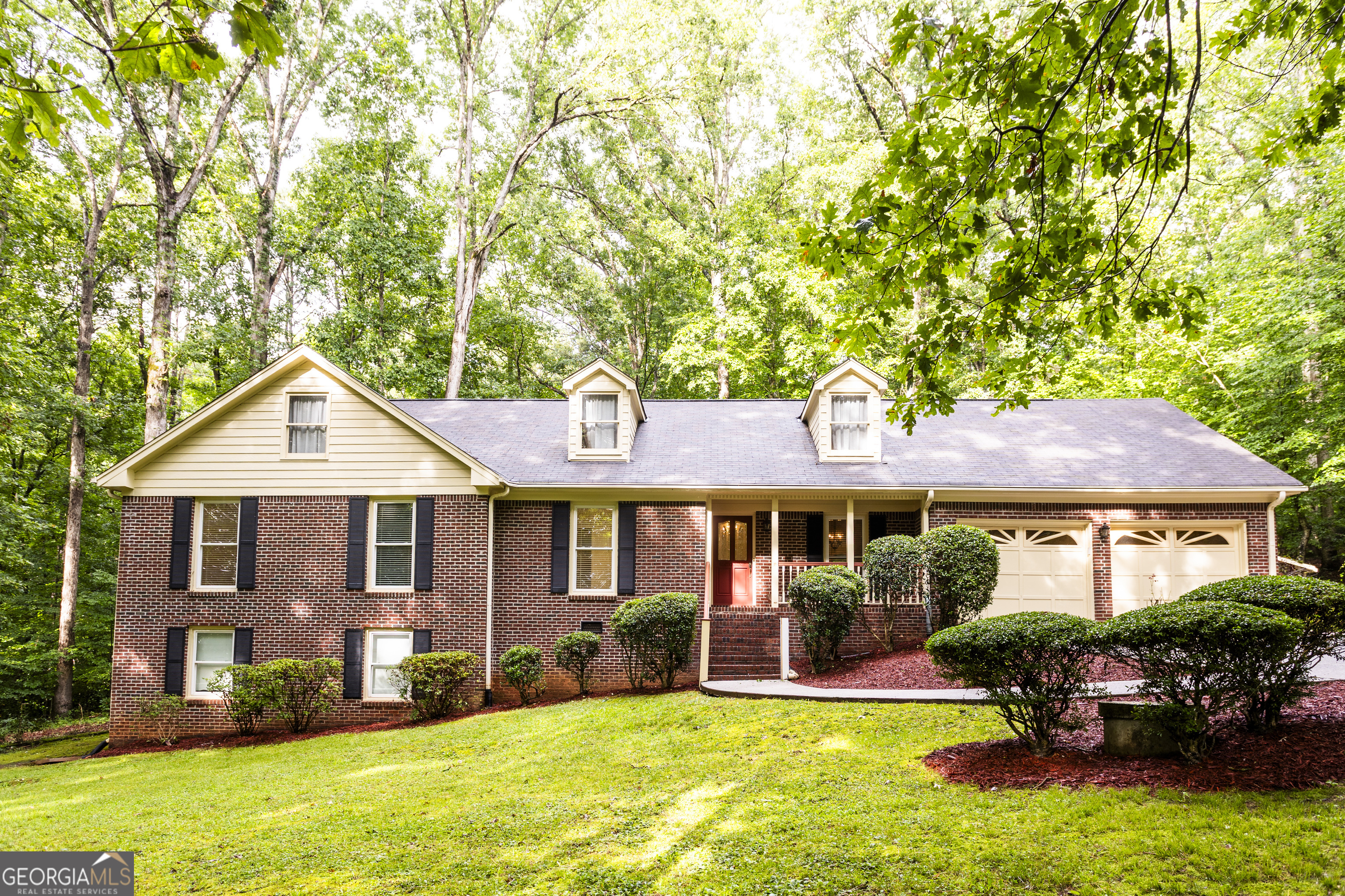 BEAUTIFUL WELL-KEPT BRICK RANCH IN QUITE ESTABLISHED NEIGHBORHOOD SOCIAL CIRCLE/NEWTON COUNTY. HARDWOOD FLOORS FIREPLACE WITH BUILT IN BOOKCASES HUGE PANTRY/LAUNDRY ROOM AREA OFF KITCHEN GARAGE BAY WINDOW EAT IN KITCHEN WITH FORMAL DINING ROOM, FOYER WITH CUSTOM DOOR ON FRONT, SCREEN PORCH OFF BACK LOTS OF WINDOWS FOR NATURAL LIGHT 4 BEDROOMS 2 BATH. PARTIAL FINISHED BASEMENT FOR OFFICE OR WORK AREA