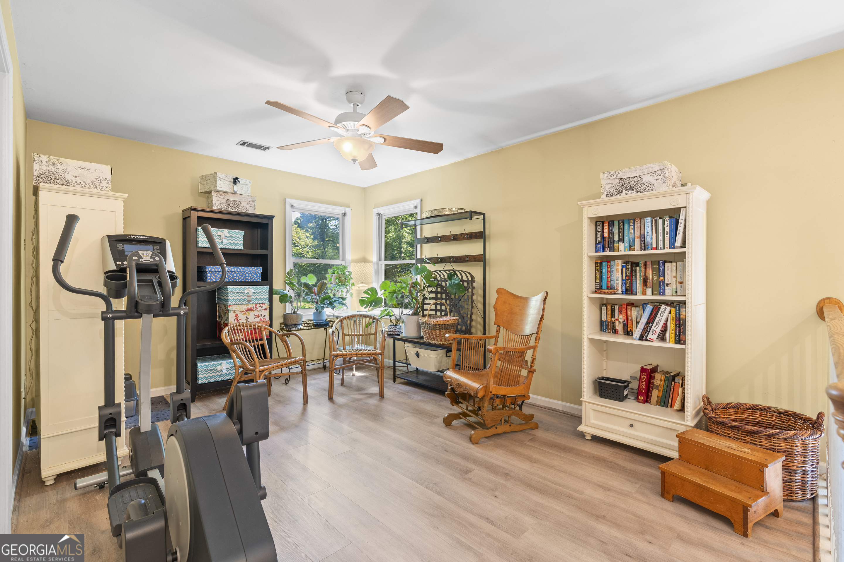 302 Oak Lawn CT
