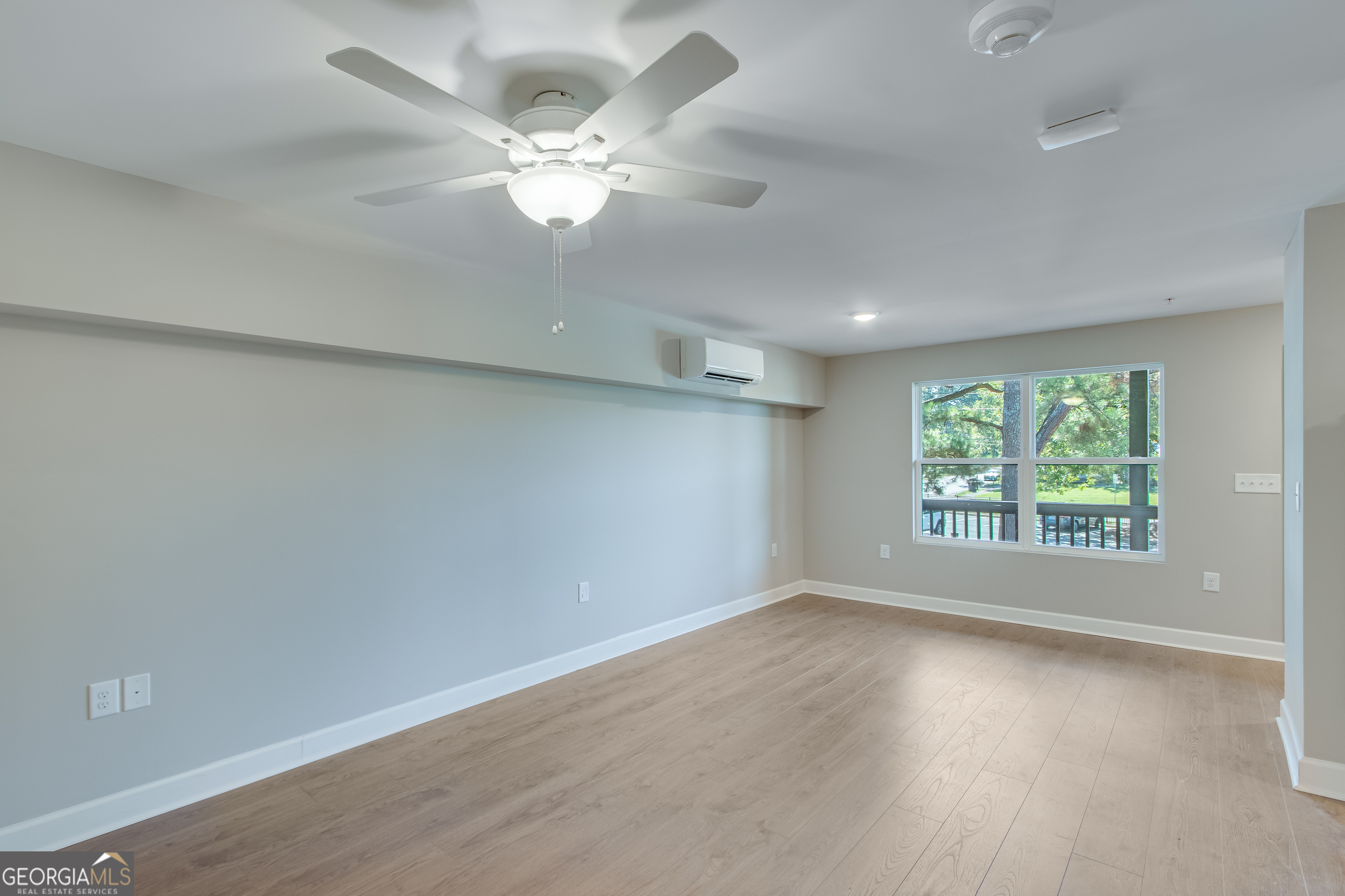 This newly renovated apartment complex located in the heart of Gainesville is what you have been looking for. These newly updated apartments are located within walking distance of the square, Northeast Georgia Medical Center, and Brenau University. The complex offers studio and one bedroom apartments. The kitchen offers stainless steel appliances, island, and granite countertops. The Lofts on Jewell offers flexible leasing options from 3-12 months.