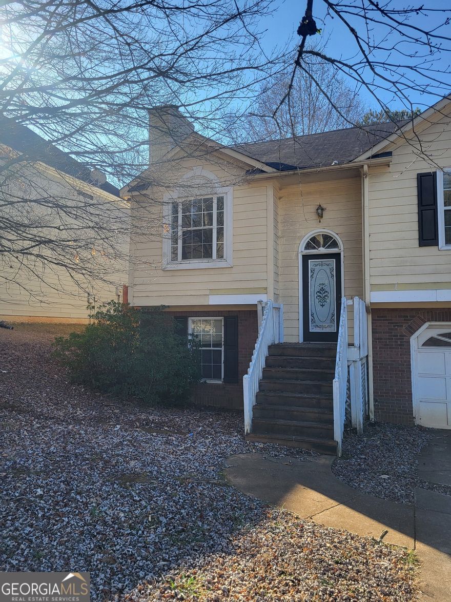 Beautiful comfortable home in great location. Walk to Hurt Rd Park.  Private backyard. Deck off Dining Area.