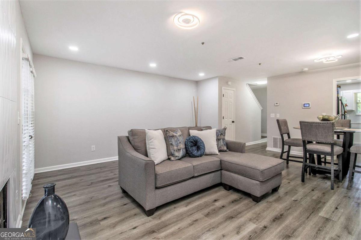 2376 Wellington CIR