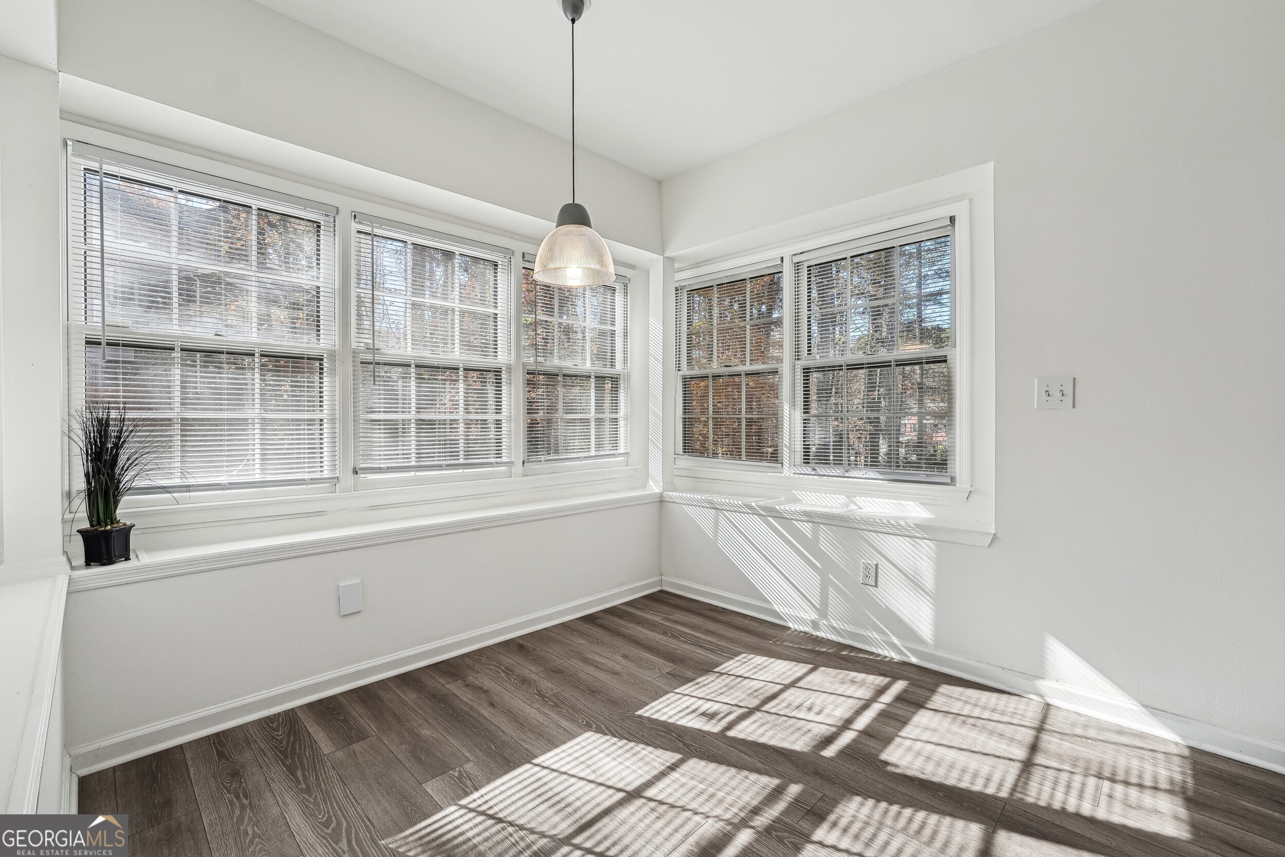 Alpharetta, Georgia 30022, United States, 4 Bedrooms Bedrooms, ,3 BathroomsBathrooms,Residential,Pending,27488