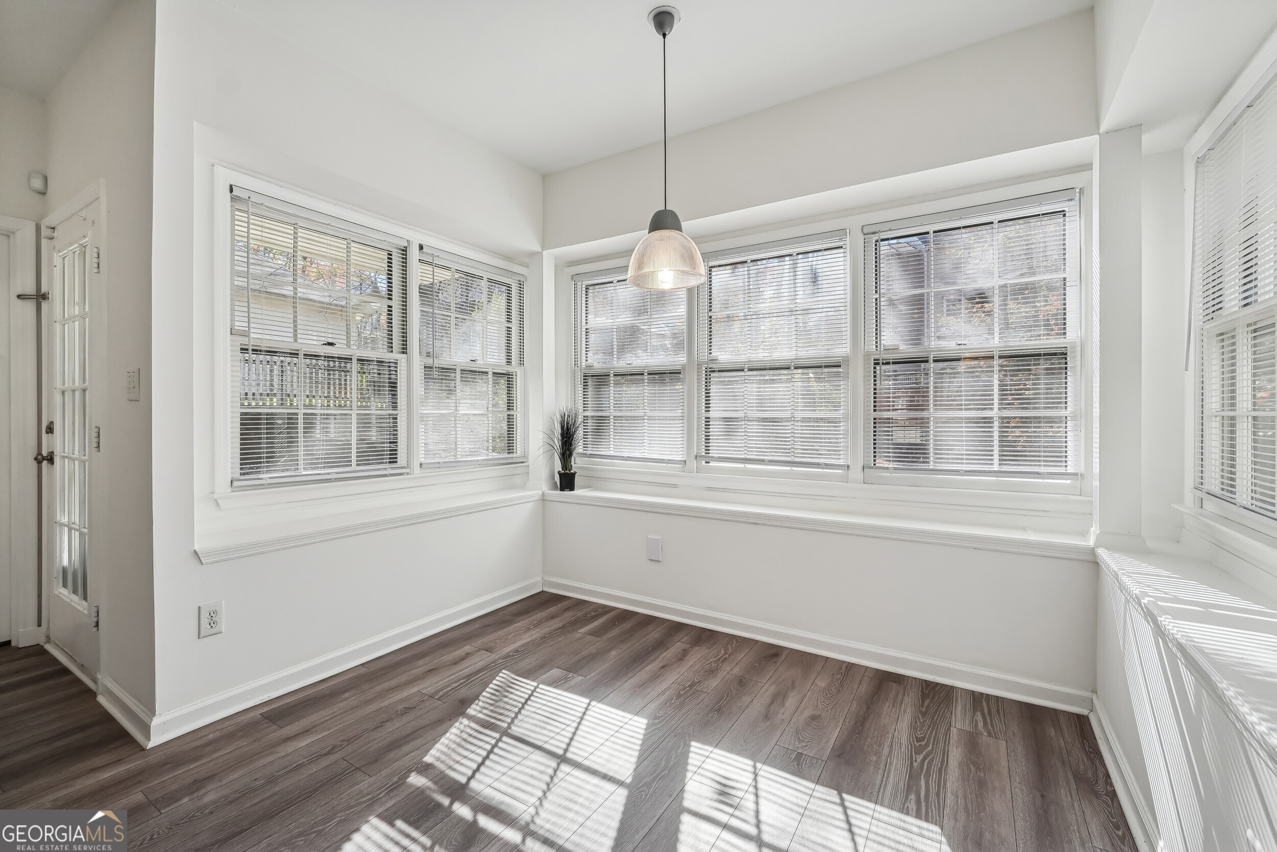 Alpharetta, Georgia 30022, United States, 4 Bedrooms Bedrooms, ,3 BathroomsBathrooms,Residential,Pending,27488