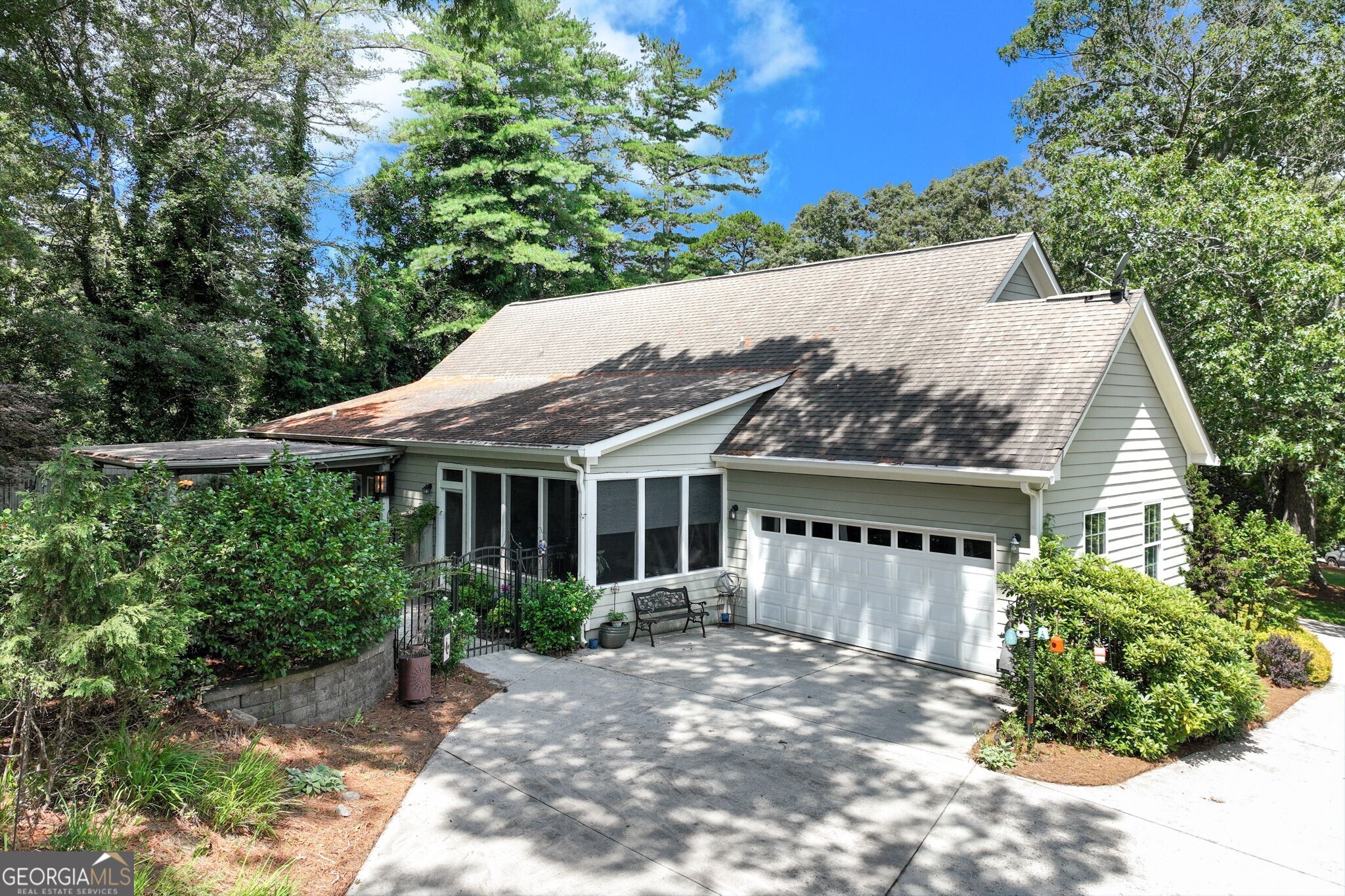 345 Hollywood CIR NW