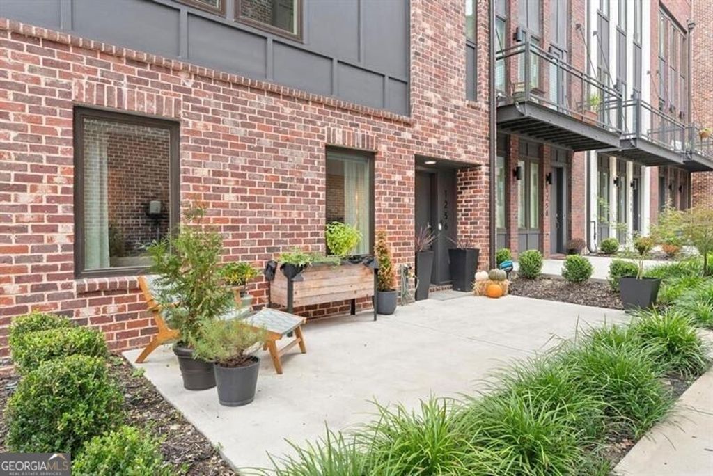 Photo of 1256 Chelsea Circle NW, Atlanta, GA 30318 (MLS # 10679482)