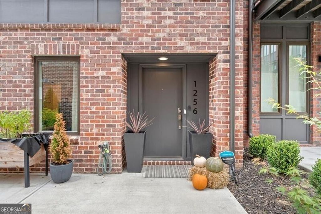 Photo of 1256 Chelsea Circle NW, Atlanta, GA 30318 (MLS # 10679482)