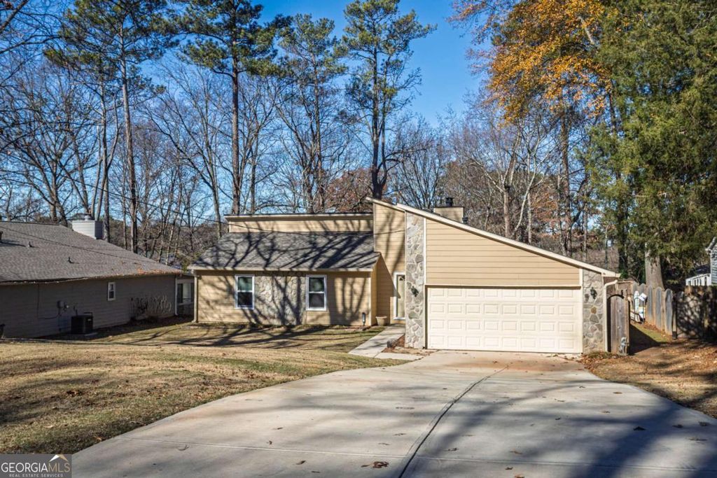 Photo of 3889 Smokemist Trace, Lawrenceville, GA 30044 (MLS # 10658755)