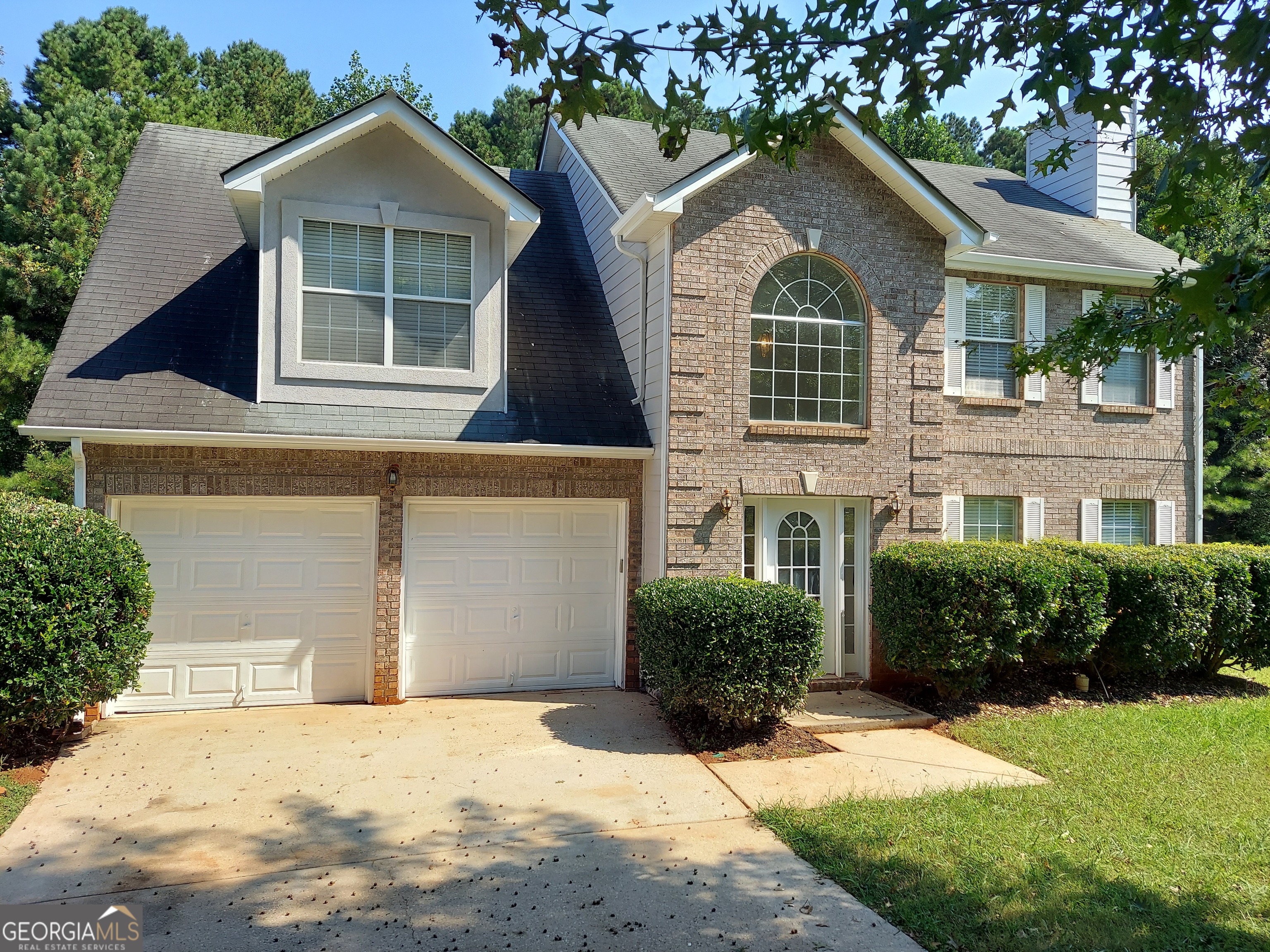 Move right in to this beautifully updated home. Oversized Master Suite, Large Kitchen w/ seating breakfast area, full laundry room. Views from the formal dining into the tree lined back yard. Close to I-20 & 285.