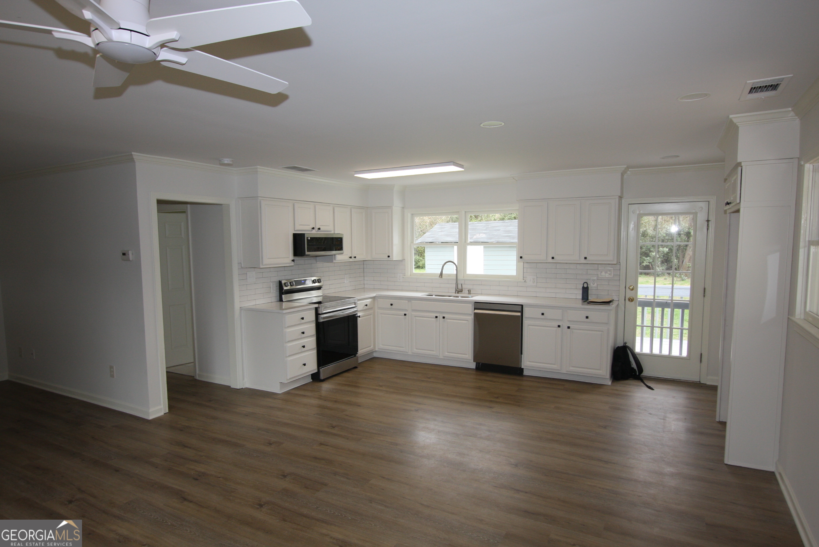 302 Strawberry Lane SE