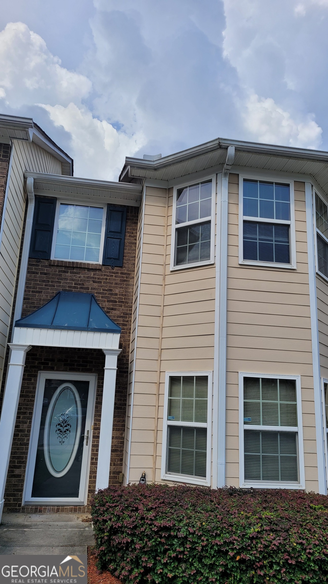 Move-in ready townhome in East Point/College Park area, minutes away from Welcome All Park. Discover this spacious, light-filled 3-bedroom, 2.5-bathroom home, offering the perfect blend of comfort, style, and convenience. Enjoy 1,364 sq ft of open-concept living space, featuring a cozy fireplace, built-in TV nook, and a seamless flow between the living, dining, and kitchen areas. The kitchen boasts a breakfast bar, perfect for casual dining and entertaining. Retreat to the master suite with a luxurious soaking garden tub separate from the shower, while the additional bedrooms offer ample space and storage. This property is within an HOA community. No pets, no smoking. Situated with easy access to Camp Creek Parkway, South Fulton Parkway, I-85, and I-285 making commuting a breeze. We do not accept applications from Zillow or any other website *Rental Application - https://terraclave.managebuilding.com/Resident/rental-application/new Please upload complete documents, no screenshots of documents will be accepted. Text 404.496.6979 for faster viewing appointments or call the listing agent at 770.322.4844. Apply ONLY on listing brokerage website. This home IS NOT advertised on Craigslist or Facebook.