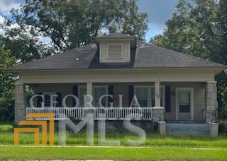 Craftsman 3 Bedroom, 1 bath home located in the downtown Cadwell, GA. Home will be available October 1, 2022. Call for appointment to view this rental. Co-broker Commission 50% First Month Rent.