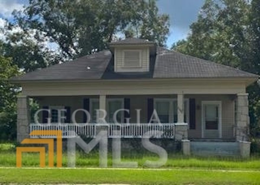 Craftsman 3 Bedroom, 1 bath home located in the downtown Cadwell, GA. Home will be available October 1, 2022. Call for appointment to view this rental. Co-broker Commission 50% First Month Rent.