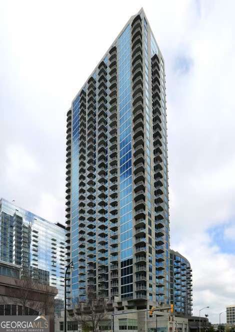 Unbelivable Views in this 2/2 Unit ! This is the Unit you have been waiting for! Floor to Ceiling windows with S and SW views! Skyline Bright with High Ceilings 10ft, Open floor plan, Spacious bedrooms with a view from every room. Split Bedroom plan, ideal for roommates. Sleek Kitchen with Stainless appliances. Washer/Dryer, Built in Desk with additional overhead storage, Light and Bright, Tons of Amenities. 24/7 Concierge, Huge Pool, Clubhouse area, Barbeque area , Media room, Business Center and Fenced in Doggie park and so much more. Easy walk to restaurants, shops and MARTA. Mercedes Benz Stadium, Aquarium, Centennial Park, GA Tech. Publix/Whole Foods and Trader Joe's are minutes away.