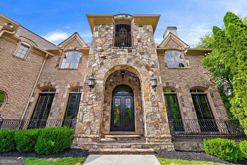 Photo of 453 Londonberry Road NW, Atlanta, GA 30327 (MLS # 10850960)