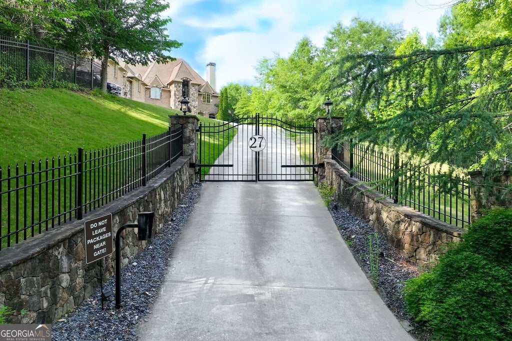 Photo of 453 Londonberry Road NW, Atlanta, GA 30327 (MLS # 10850960)