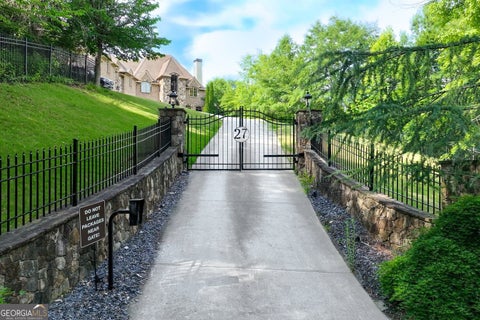 Photo of 453 Londonberry Road NW, Atlanta, GA 30327 (MLS # 10850960)