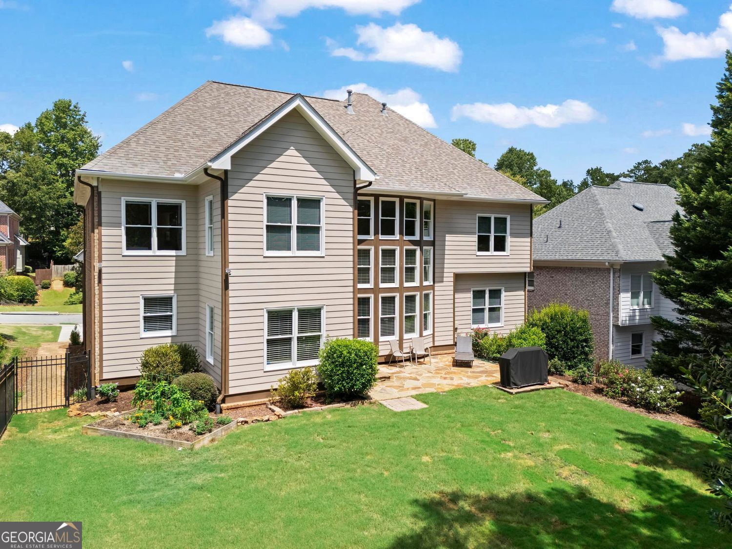 Alpharetta, Georgia 30005, United States, 5 Bedrooms Bedrooms, ,4 BathroomsBathrooms,Residential,Pending,192244