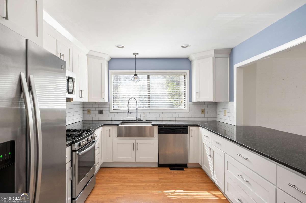 Athens, Georgia 30605, United States, 4 Bedrooms Bedrooms, ,4 BathroomsBathrooms,Residential,Pending,2300