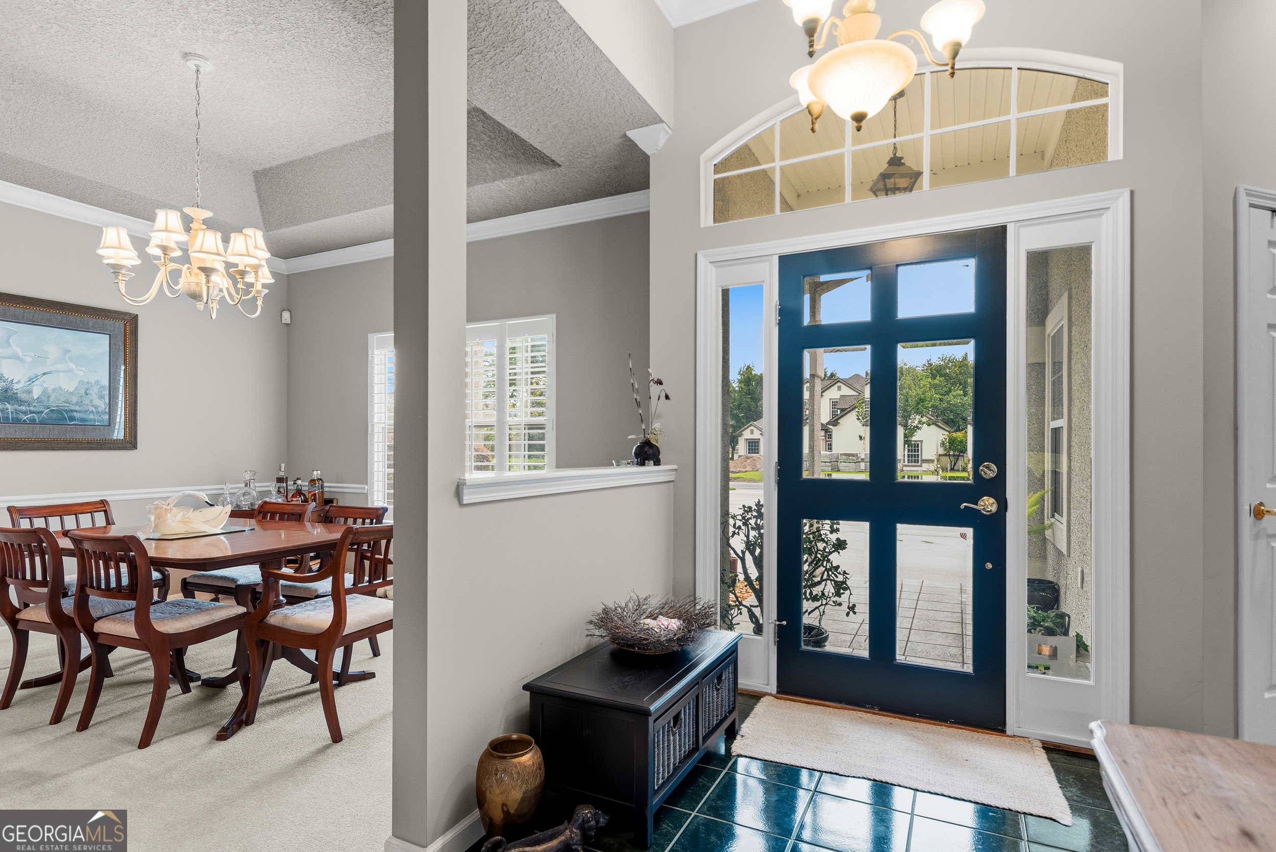 913 Larkspur LN