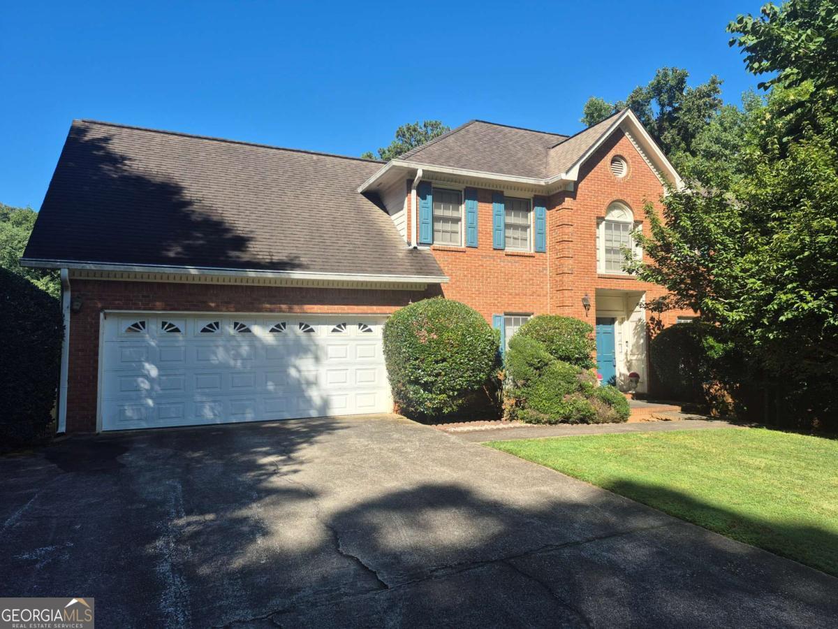 THIS IS IT! 4 bedrooms 3.5 baths. living room Dining room FULL Basement. with finished bath. Living room, Dining room, Huge country Kitchen, breakfast room new Stainless Steel refrigerator, Huge Deck overlooking beautiful manicured fenced back yard. All on a quiet dead street.