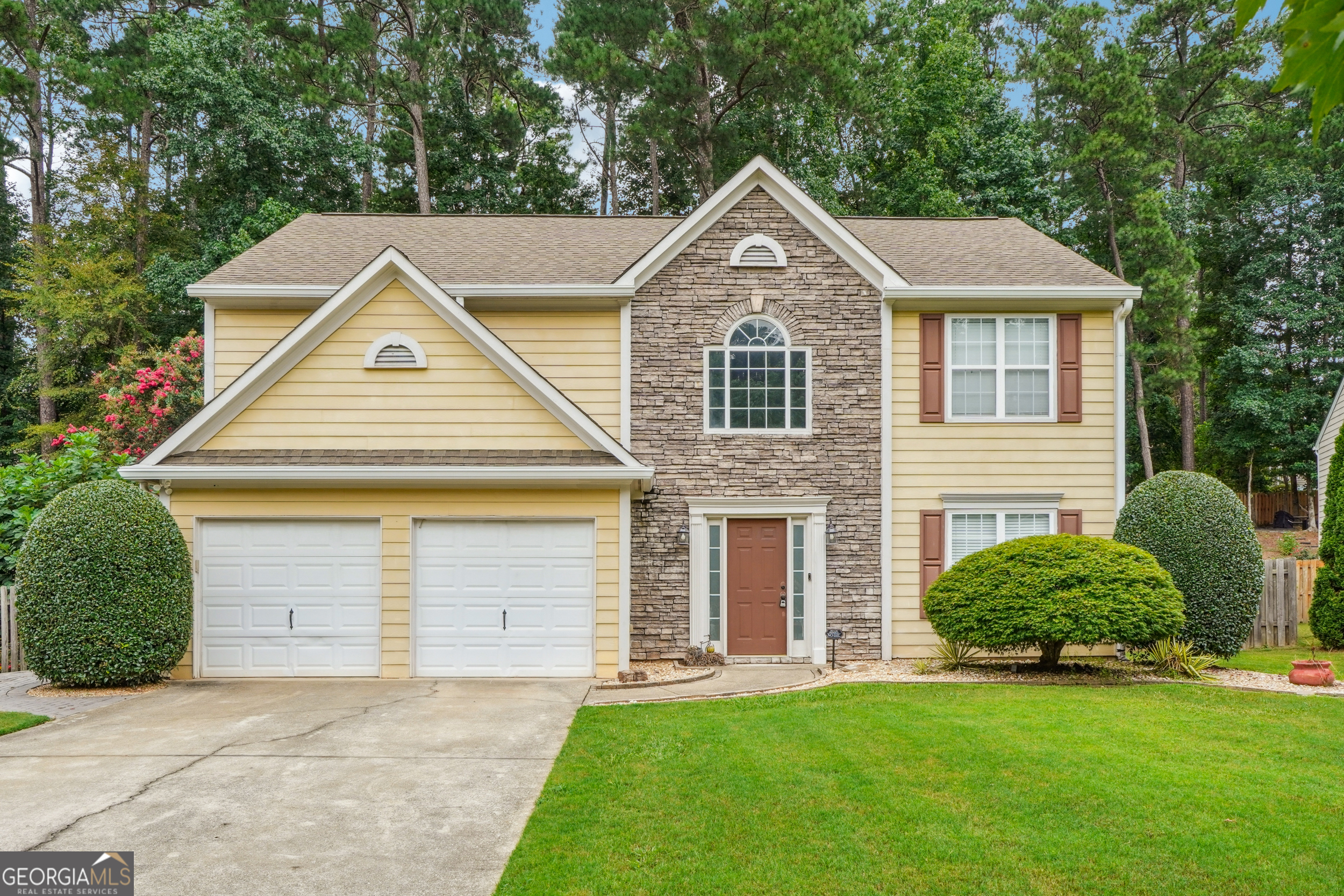 Fully Renovated 3-Bed Home in Quiet Cul-de-Sac! This move-in ready gem features a 2-story foyer, formal dining, and a light-filled fireside family room. Enjoy the stunning new kitchen with quartz counters, updated cabinets, and new backsplash. The oversized owner's suite boasts a brand-new bath with a frameless shower and walk-in closet. Upstairs includes two additional bedrooms, a renovated bath, and new laundry. Fresh paint, hardwoods throughout, and a private backyard make this home perfect for entertaining!