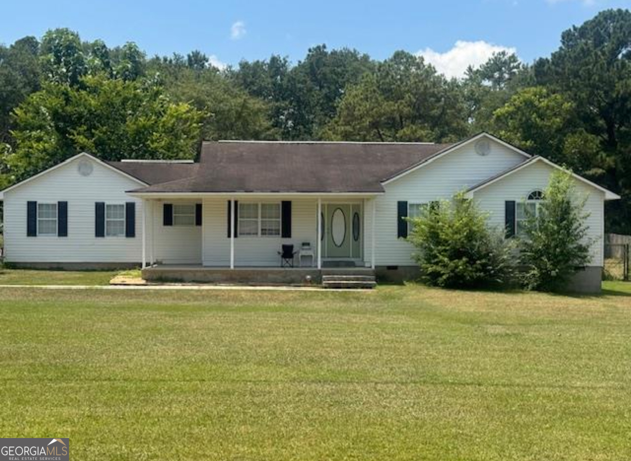 THREE BEDROOM/ 2 BATH HOME IN NORTHWEST LAURENS WITH JUST UNDER 2000 Sq FT!! This lovely home sits on a gracious 1.24 Acre lot and has a closed in garage that has been renovated. The home is currently tenant occupied, with the lease expiring soon. Call to schedule a tour.
