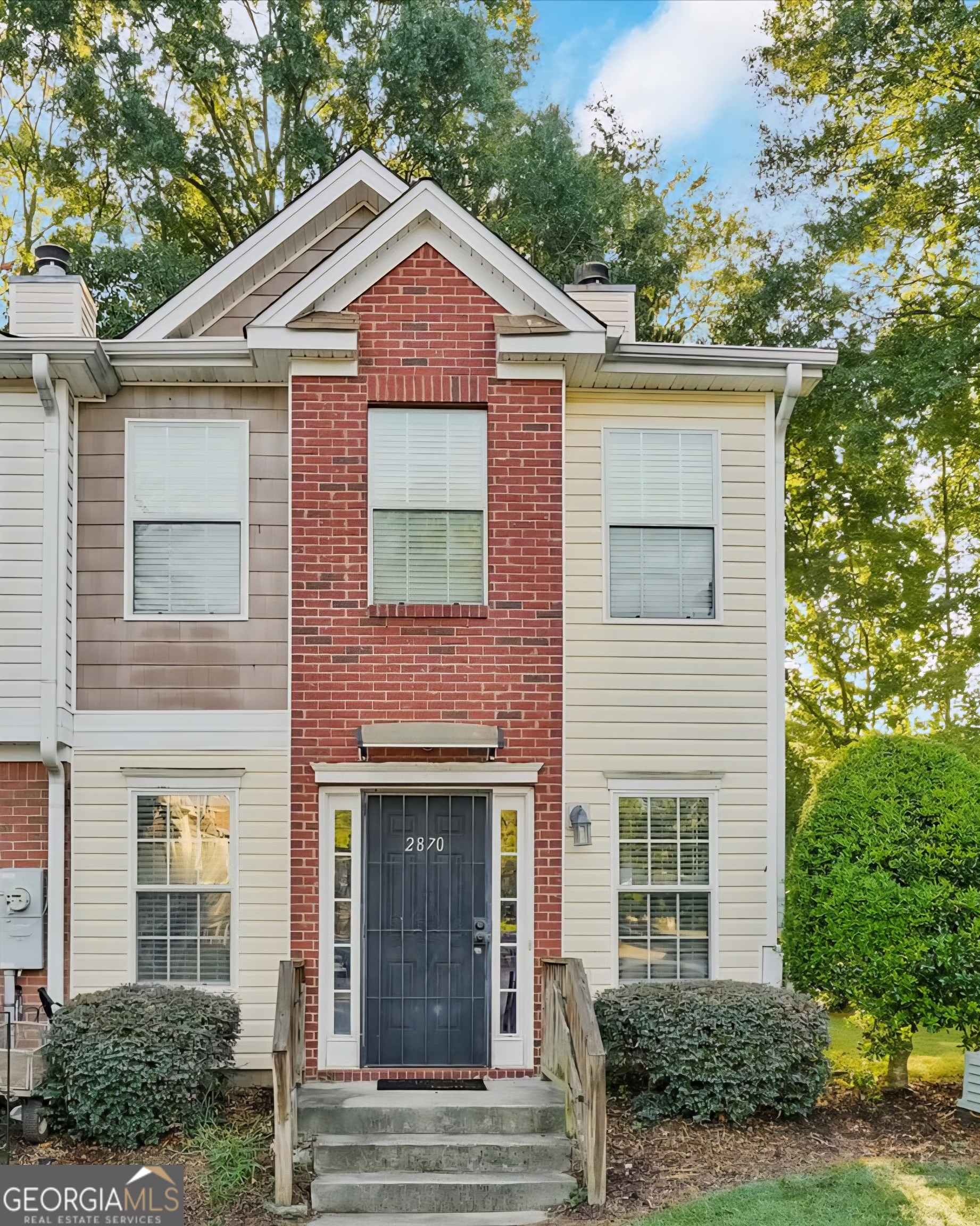 Nice Townhome available for rent. Good condition. Move-in ready. Convenient location. Easy access to shopping, transportation, MARTA, etc.
