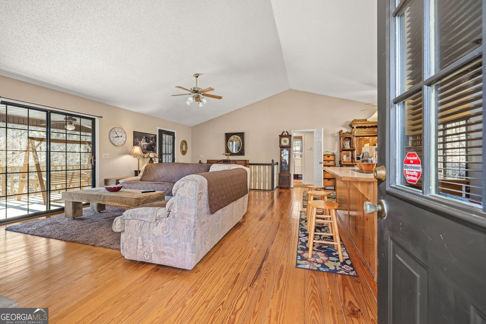 934 Golden AVE