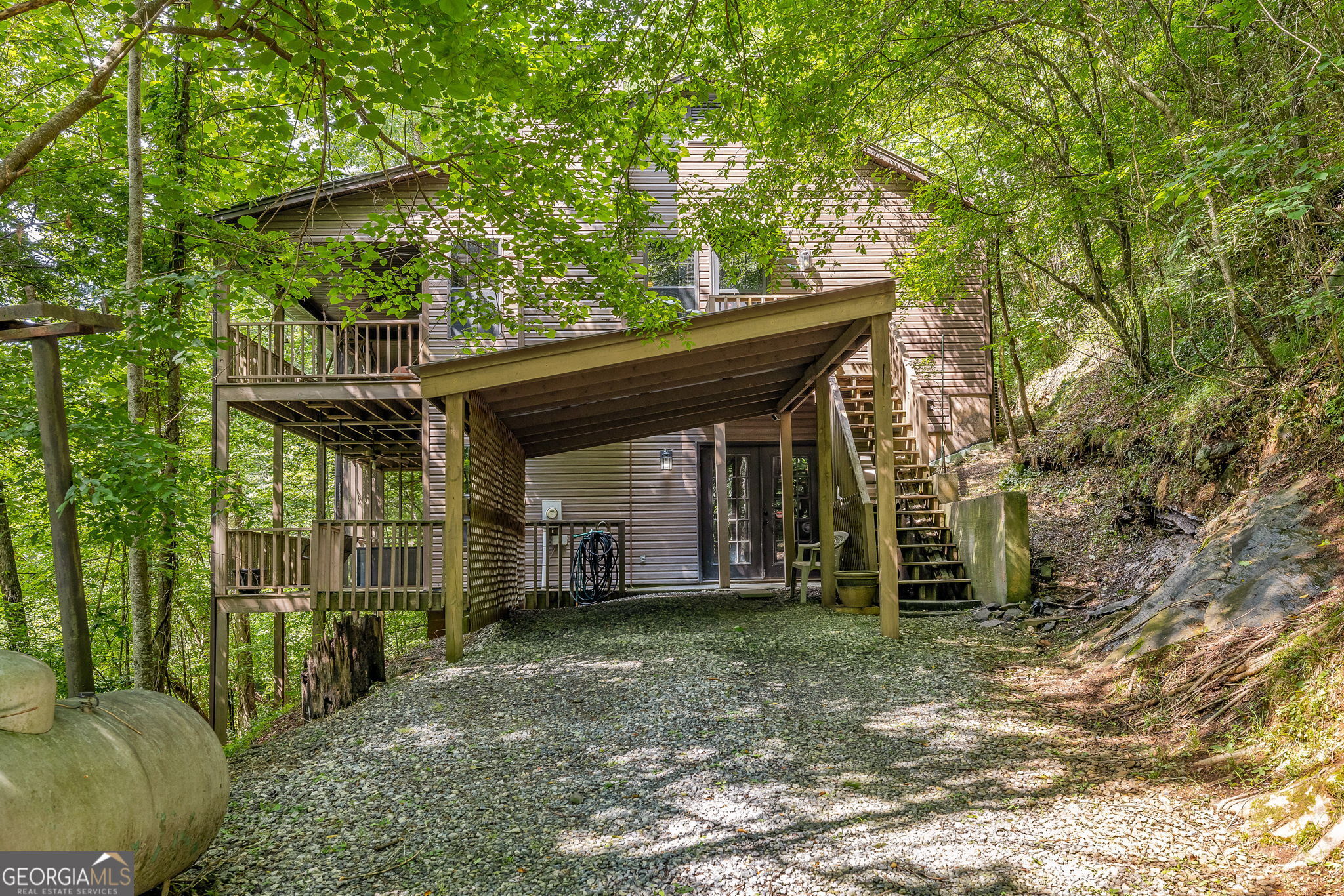 934 Golden AVE