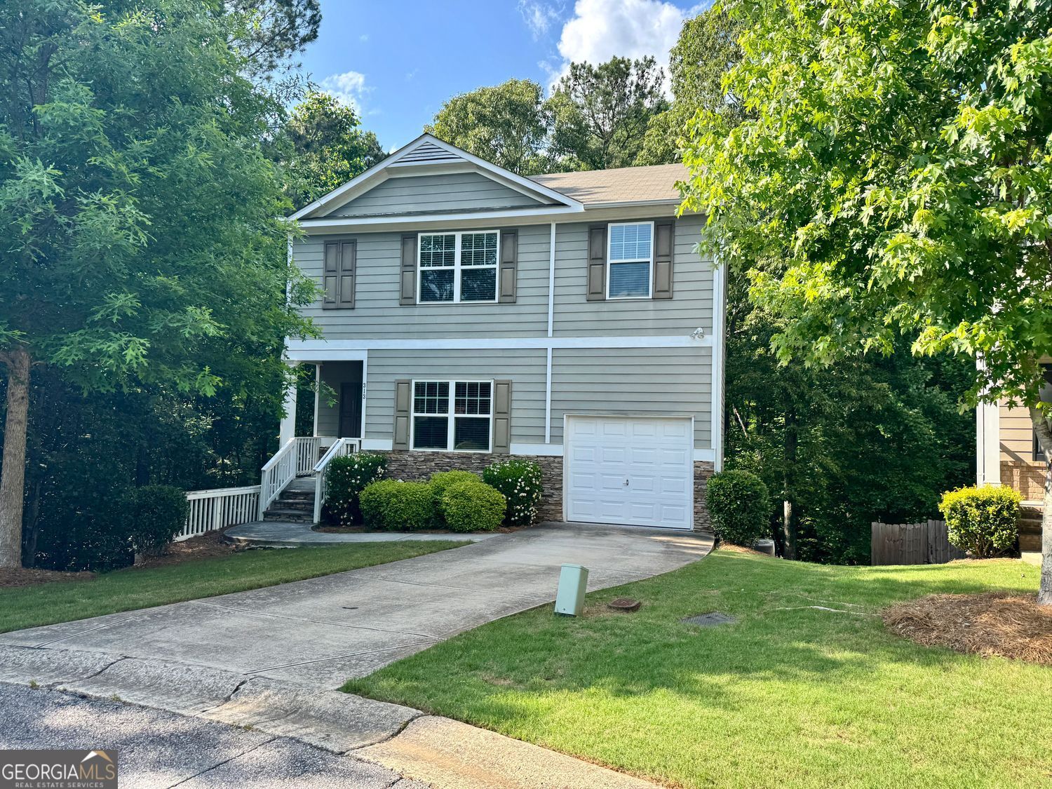 3b/2.5b home on culdesac, w/ unfinished basement on a cul-de-sac in Woodstock! Just minutes from both 575 and downtown Woodstock. This home has an open floor plan w/ hardwood floors, granite in the kitchen w/ espresso cabinets & blinds (being installed). A porch overlooks the peaceful backyard. Upstairs are two nice sized bedrooms w/ hall bath, laundry room and large owner's suite w/ huge walk in closet! Plenty of parking w/ a one car garage and driveway. Lots of storage space in the basement. HOA maintains lawn and community has a pool!