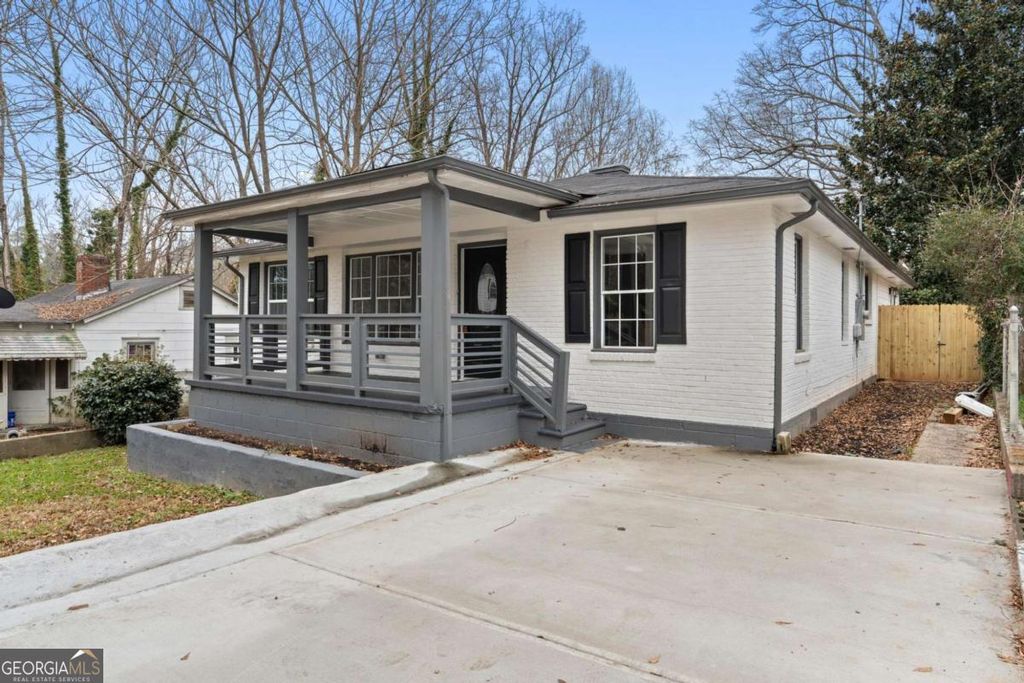 Photo of 170 Stanhope Circle NW, Atlanta, GA 30314 (MLS # 10689237)