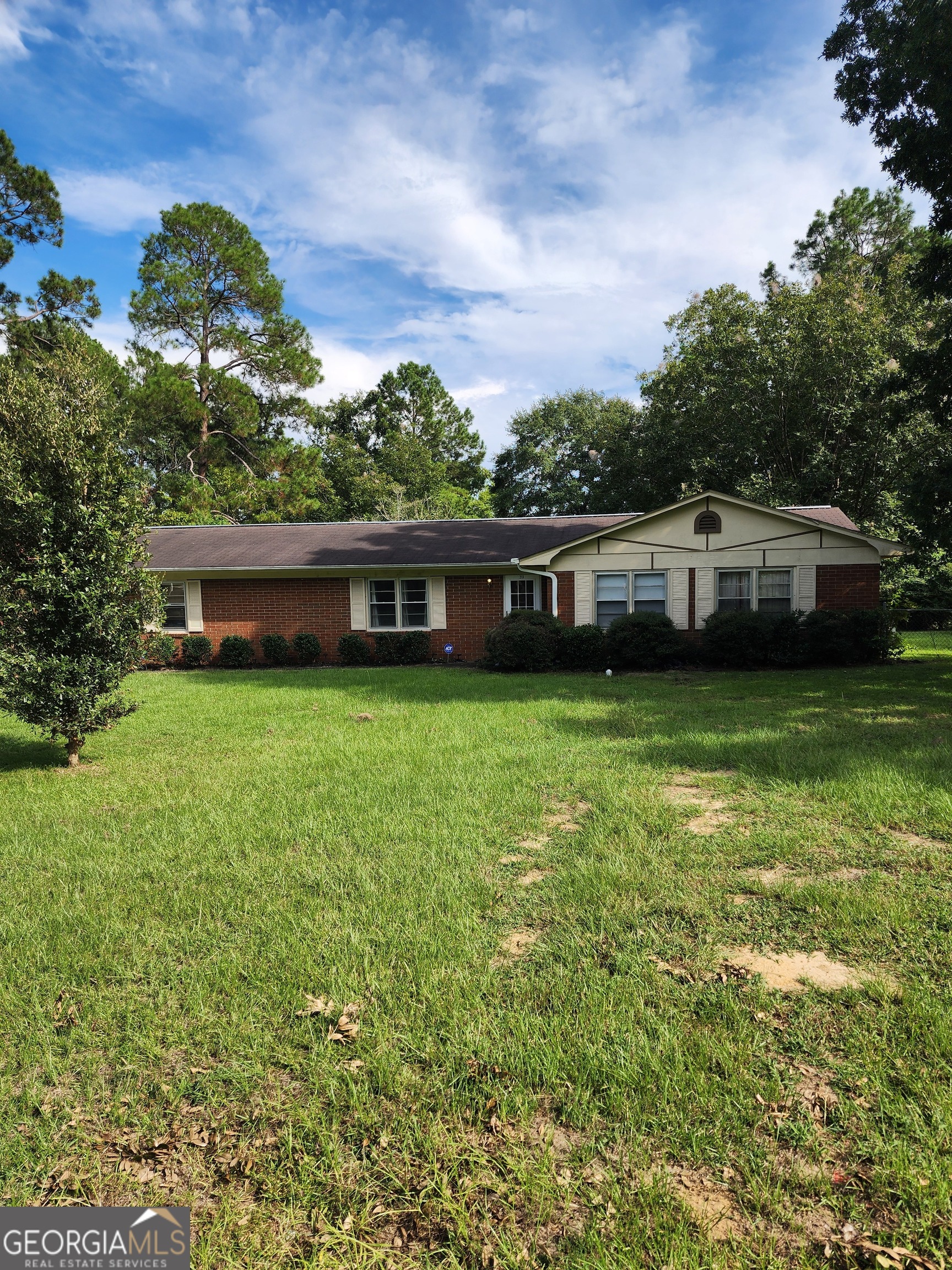 Nice ranch brick home with fenced-in back yard with out building. Close to Dublin shopping and entertainment.
