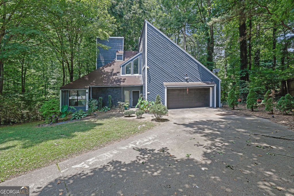 Seller is motivated and open to all offers! Discover this beautifully updated 3-bedroom, 2.5-bath contemporary home in the heart of Marietta. With its open-concept layout, bright living spaces, and modern finishes, this home is designed for both comfort and style. Enjoy a chef-inspired kitchen, spacious bedrooms, and spa-like baths-all freshly painted with new bedroom flooring and an updated exterior for true move-in readiness. Perfectly located near top-rated schools, shopping, and dining, this home offers the best of convenience and lifestyle. Don't wait-opportunities like this don't last long. Schedule your tour today!