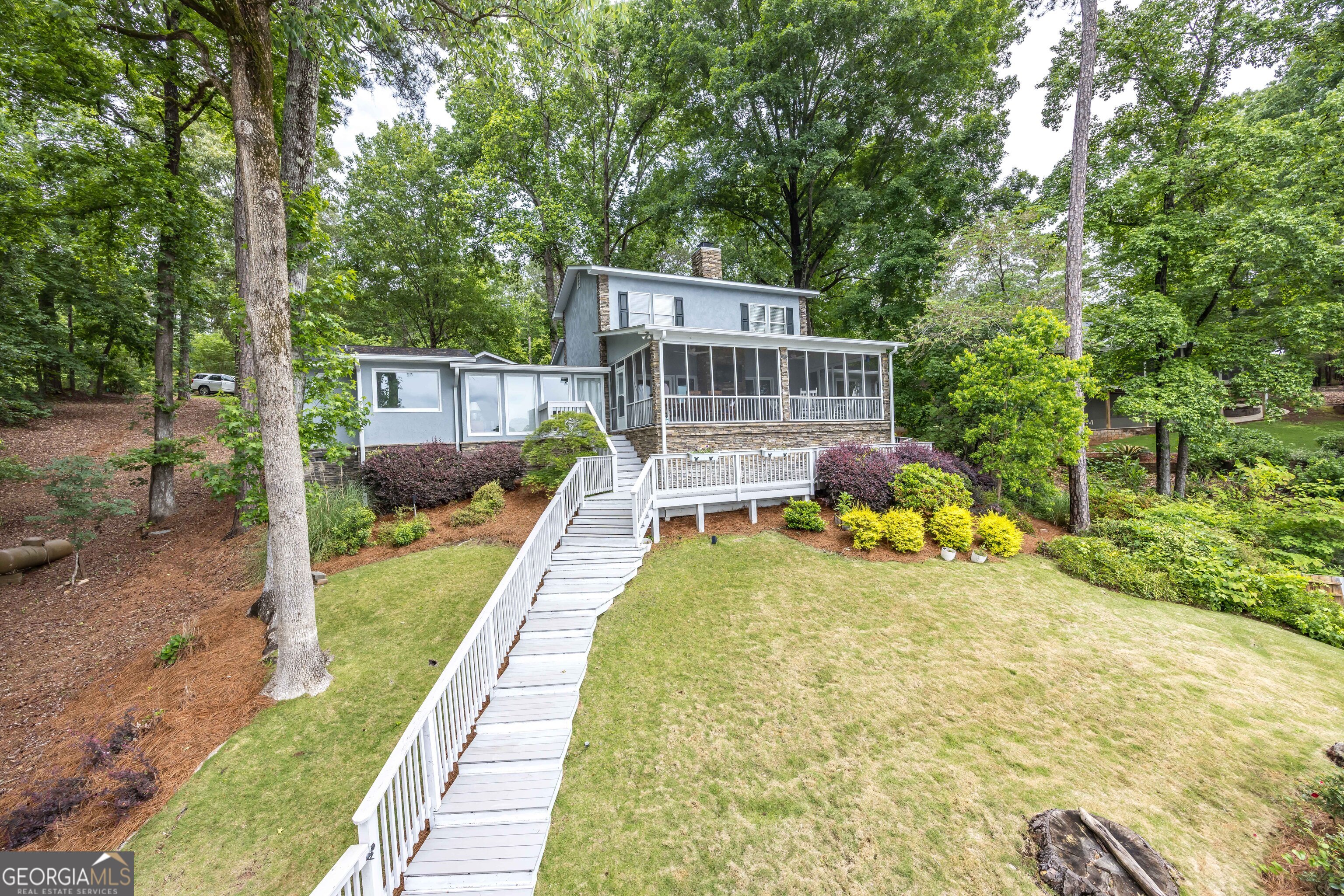 566 LONGVIEW DRIVE