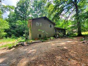 LOCATION! LOCATION! LOCATION! Fixer Upper in the heart of Jasper. Walking distance to everything this beautiful city has to offer! This is someone's chance at snapping up a deal! 3bd 1.5ba on basement sitting on a pretty nice usable .82 of an acre. Make it your own or invest and flip! AS-IS CASH SALE.
