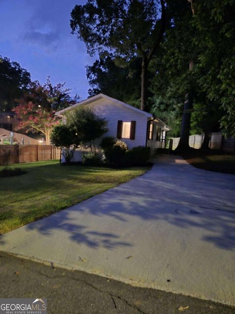 Photo of 1927 Rogers Avenue SW, Atlanta, GA 30310 (MLS # 10571438)