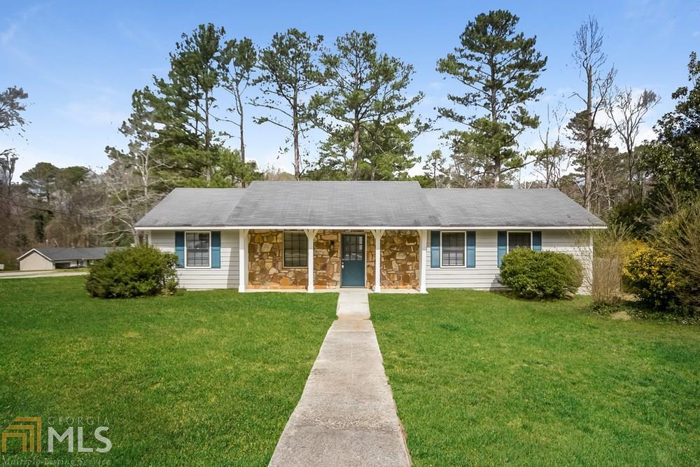 ***Available Now***Charming 3BR 2BA stone frame ranch features a front porch entry and an open floor plan living and dining room combination. The dining room feels airy with its vaulted ceiling. An additional eat-in kitchen and sliding doors to the spacious backyard area make this a desirable home! Deposit determined by credit score. Applicant to verify school. Renter's insurance required.